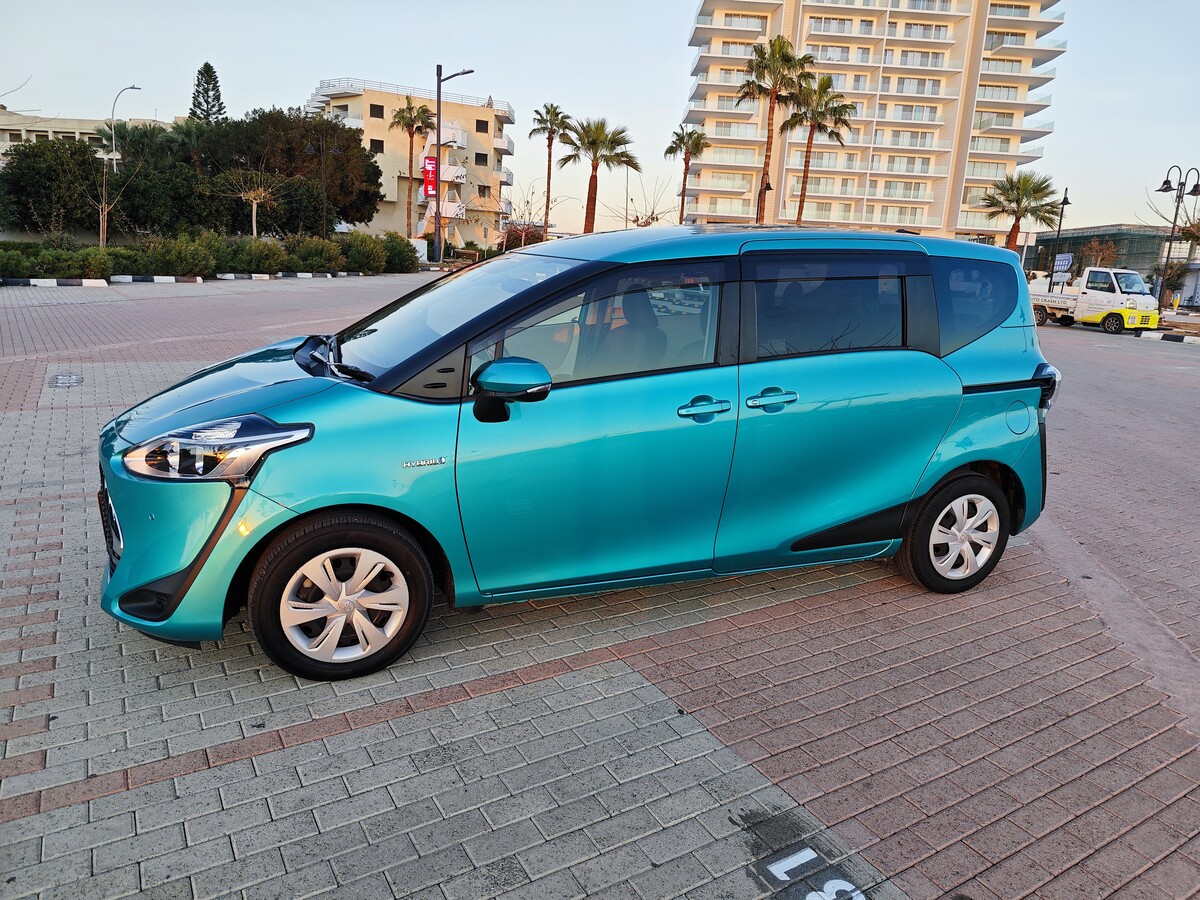Toyota Sienta &mdash; photo 3