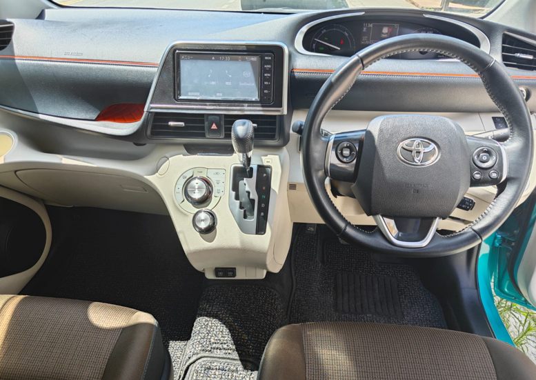 TOYOTA Sienta photo 7