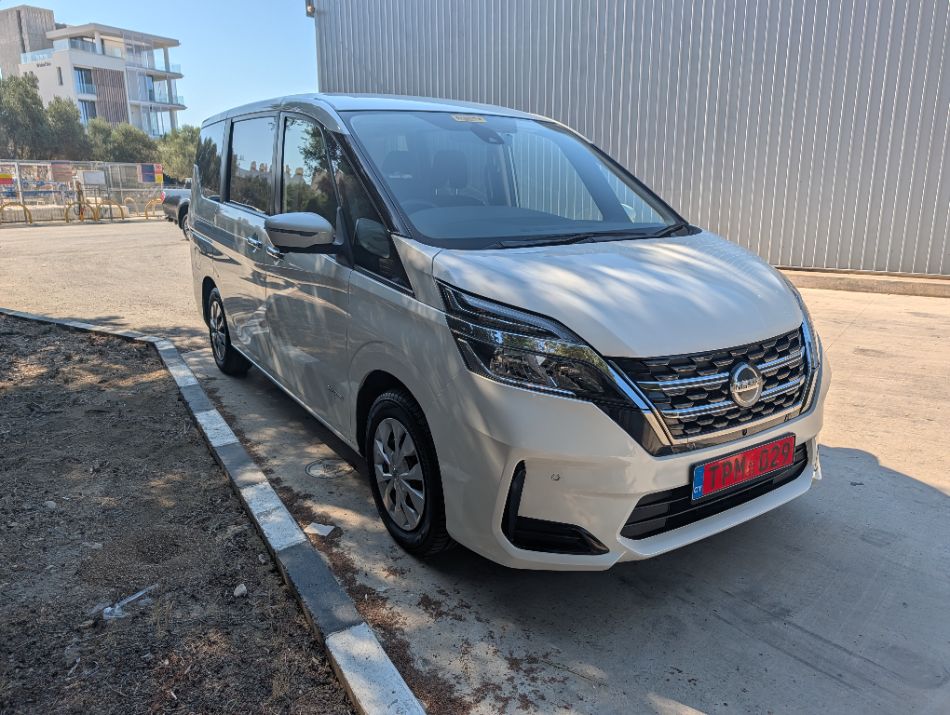 NISSAN SERENA photo 2