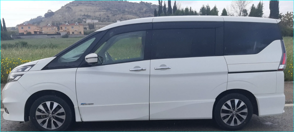 Nissan Serena &mdash; photo 1