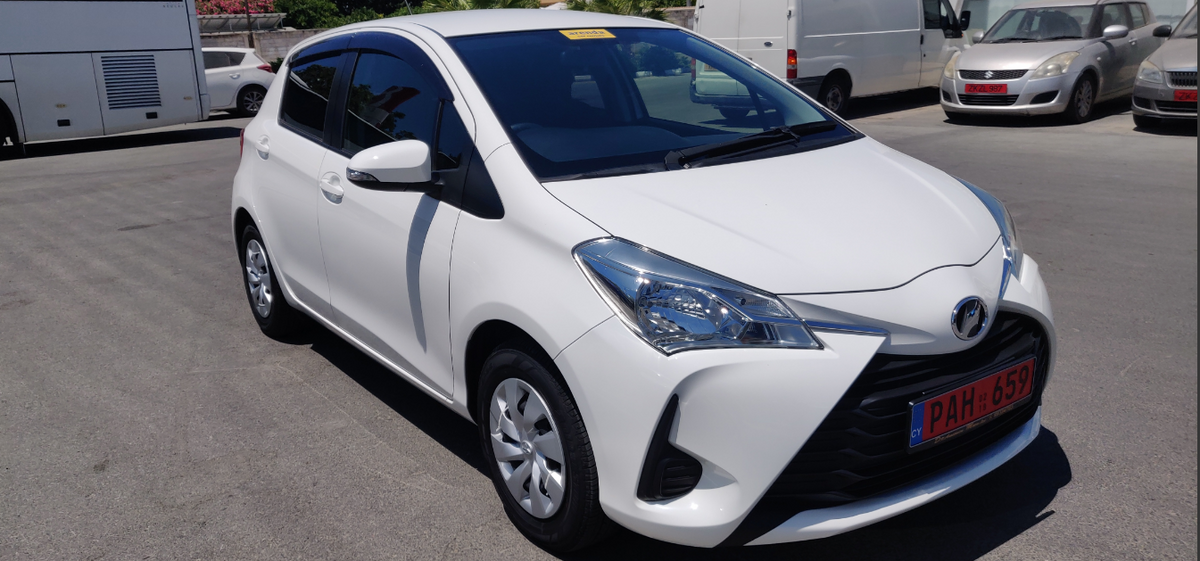 Toyota Vitz — photo 2